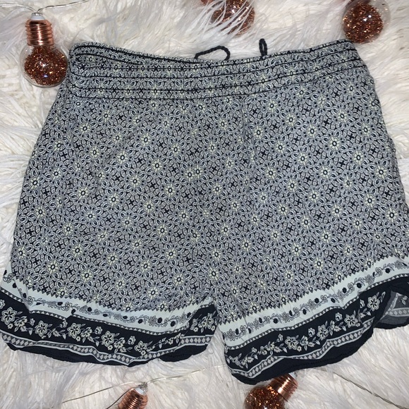 Black shorts - Picture 2 of 3